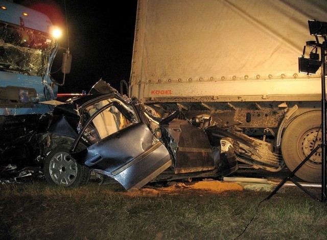 Augustowscy policjanci szczegółowo ustalają okoliczności tej drogowej tragedii.