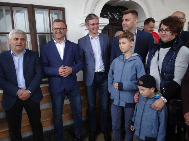 Prezentacja kandydata przy Kamienicy Oleśnickich w Sandomierzu  odbyła się w otoczeniu żony i synów,  Marcin Marzec pierwszy z prawej