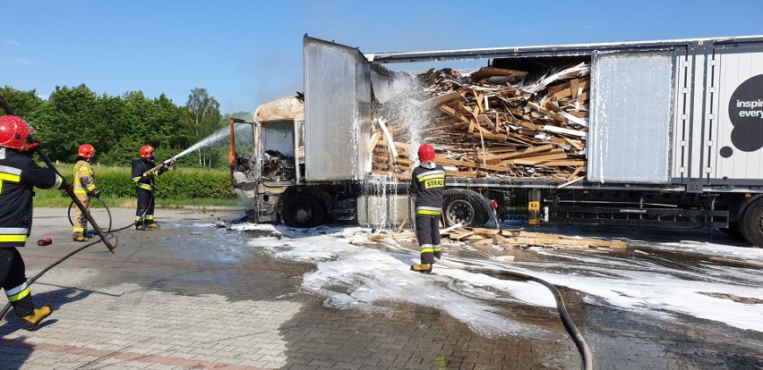 Pożar w Brodach. Samochód ciężarowy stanął w płomieniach na stacji paliw przy drodze krajowej nr 9