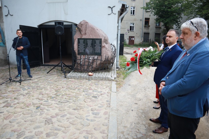 Przedstawiciele władz miasta złożyli kwiaty i zapalili znicze w Kuźni Romów