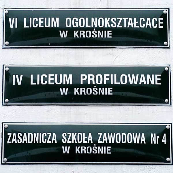 Szyldy liceów profilowanych prawdopodobnie od nowego roku szkolnego znikną z budynków krośnieńskich szkół 