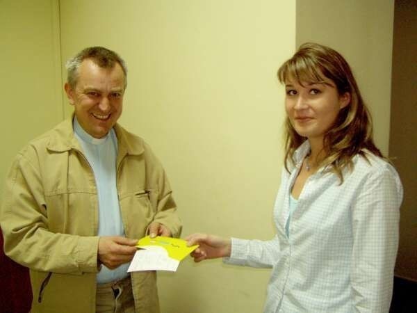 Pierwszy kupon z rąk naszej redakcyjnej koleżanki Ani Wróblewskiej otrzymał ksiądz Andrzej Tuszyński.