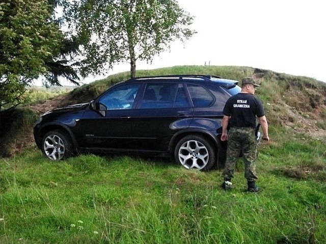 Kradzione bmw X5 miło kradzione tablice. Prawdopodobnie do Polski wjechało z Niemiec.