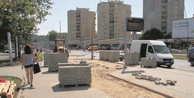 Przy budowie przystanku na ulicy Czarnowskiej zrywana jest praktycznie nowa kostka brukowa.