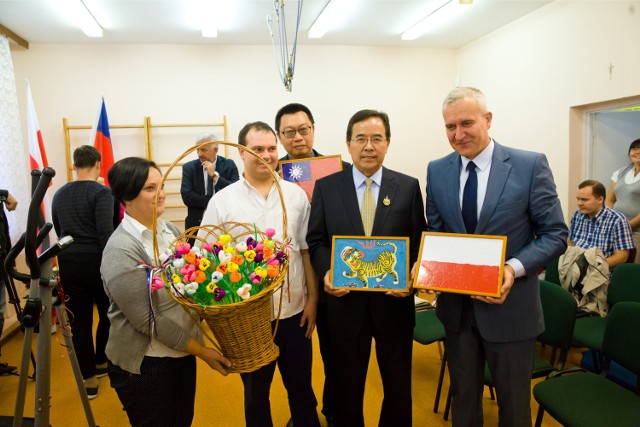 Ambasador Tajwanu w Polsce przekazał podopiecznym Dziennego Ośrodka dla Dorosłych Osób z Autyzmem sprzęt rehabilitacyjno-terapeutyczny. W zamian dostał upominki.