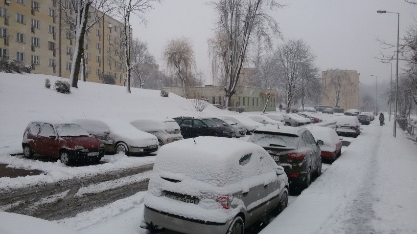 Jastrzębie: Śliska nawierzchnia, miasto zasypane śniegiem