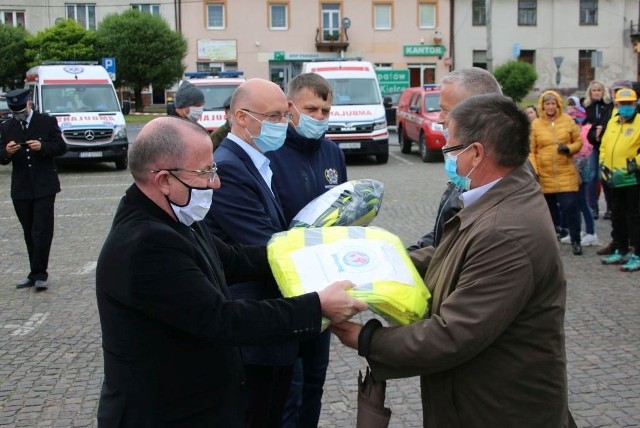 Wiceminister spraw zagranicznych, świętokrzyski poseł Piotr Wawrzyk i wicemarszałek województwa Marek Bogusławski przekazują dary służące do walki między innymi koronawirusem.