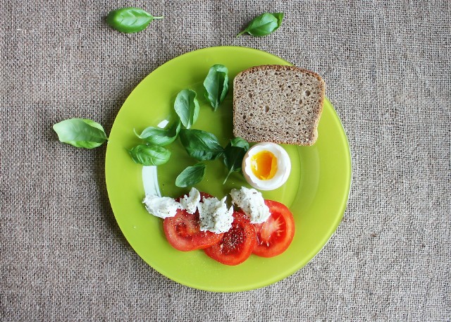 „Znajdź czas na śniadanie” – to hasło przewodnie Europejskiego Dnia Śniadania organizowanego od 2012 roku. Kampania ta ma zachęcać Europejczyków do spożywania śniadań i przypominać, jak ważną rolę odgrywają one dla zdrowia fizycznego i psychicznego człowieka. Jakie śniadania jadają Polacy? Zobacz wyniki badania.