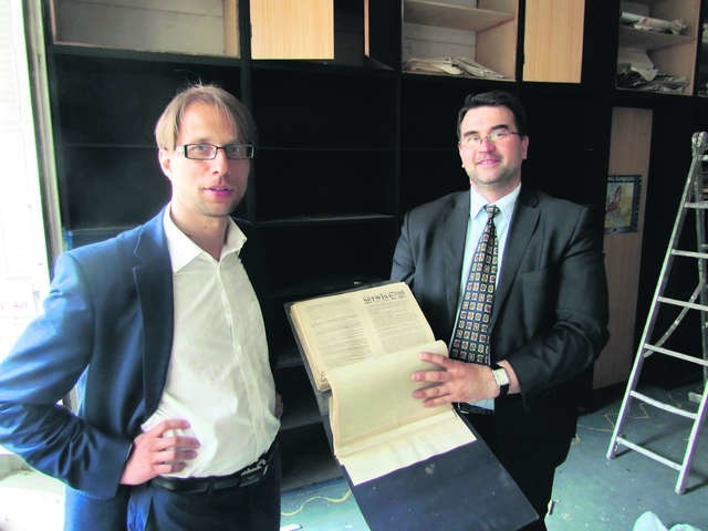 Bydgoscy adwokaci Daniel Lakner (w krawacie) i Łukasz Kaczanowski oraz ich znalezisko. Dokumenty „Solidarności” trafią do archiwum