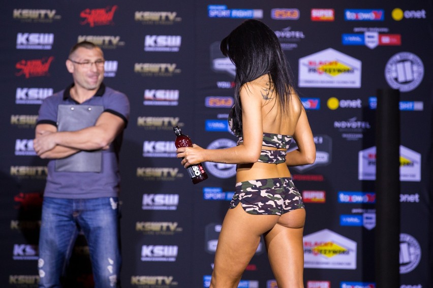 Ring Girls na ceremonii ważenia przed KSW 38 [ZDJĘCIA]