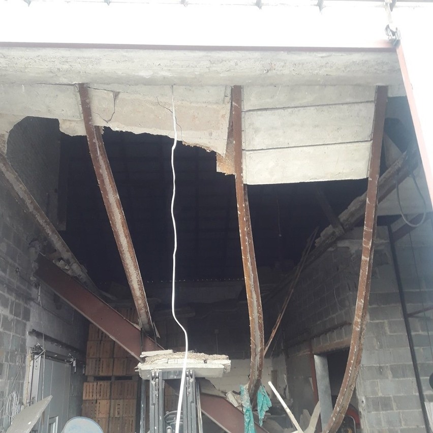 Katastrofa budowlana w Chynowie. Zawaliła się część stropu w hali magazynowej