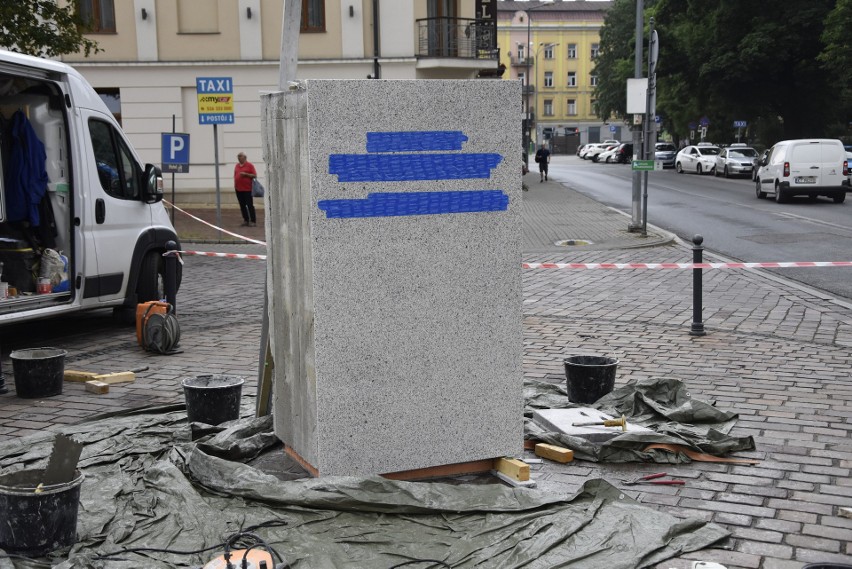 Przed dworcem jest już cokół, na którym stanie pomnik Lecha...