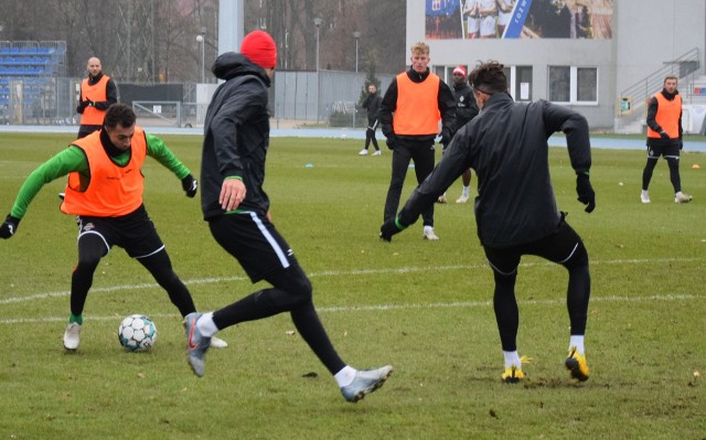 Radomiak Radom w 14 kolejce Fortuna 1 Liga w sobotę o godzinie 19.10 rozpocznie mecz z GKS Bełchatów na stadionie przy ulicy Narutowicza 9. Podopieczni trenera Dariusza Banasika zagrają bez dwóch podstawowych zawodników, Damiana Jakubika i Michała Kaputa. Obaj pauzują za czerwone kartki. Zobacz zdjęcia z piątkowego treningu piłkarzy Radomiaka>>>