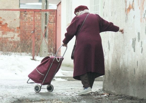 Poruszanie się oblodzonymi bocznymi  alejkami i wieloma osiedlowymi  chodnikami, niemal przez cały wczorajszy  dzień wiązało się z ryzykiem upadku