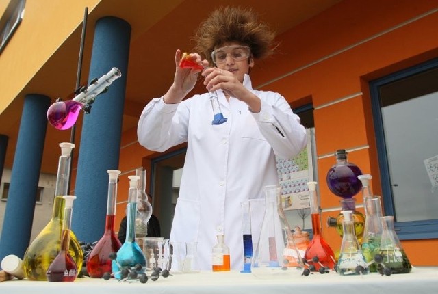 Szalona chemiczka "Małgorzata&#8221; bawiła gości zaproszonych na otwarcie nowoczesnego laboratorium w zmodernizowanej Oczyszczalni Ścieków w Sitkówce efektownymi reakcjami chemicznymi.