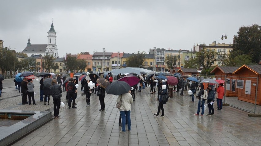Czarny protest w Ostrowcu. Strajk kobiet wspierali mężczyźni
