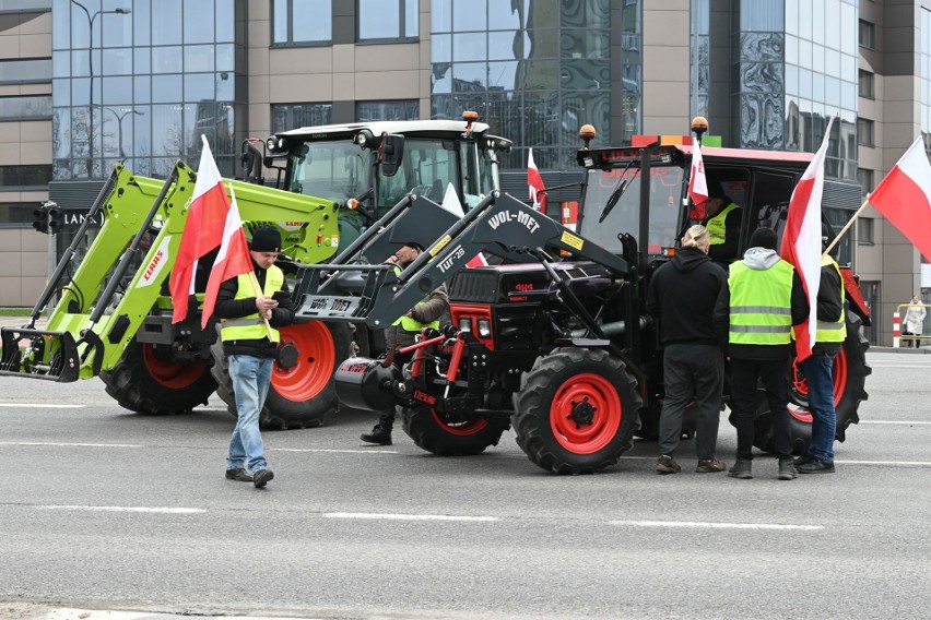 Protest rolników w centrum Kielc. "Nie" dla Zielonego Ładu i produktów z Ukrainy. Rozmowa z wicewojewodą i mocne słowa