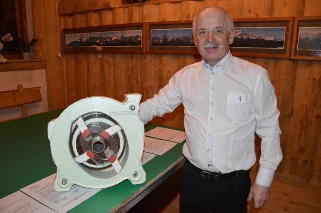 Kazimierz Rzadkosz prezentuje domowej roboty model nowatorskiego silnika. Pracował nad nim 40 lat