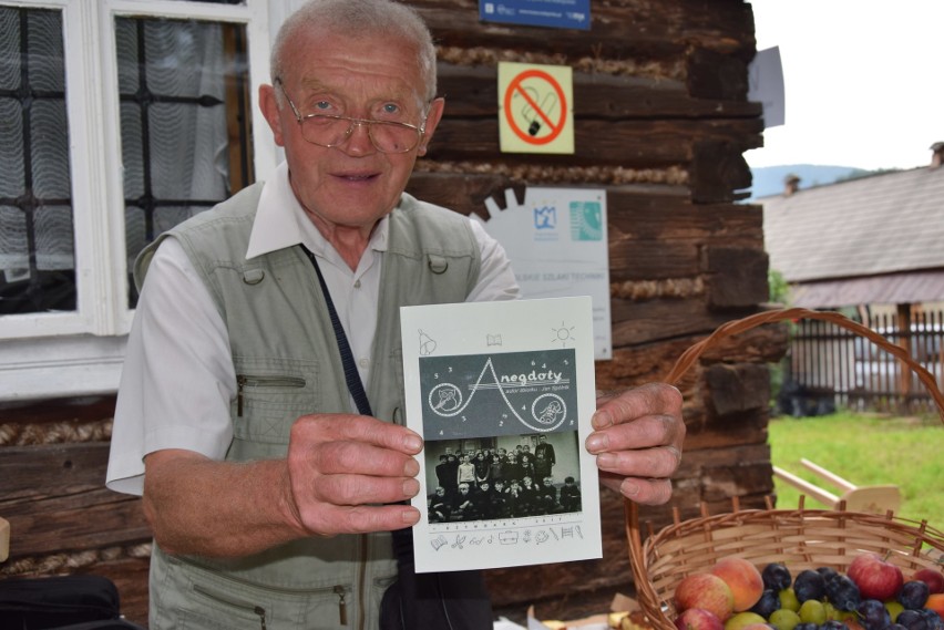 Szymbark. XV Panorama Kultur. W skansenie głośno gra muzyka, jest mnóstwo ludzi, są stoiska z rękodziełem, gospodynie częstują pysznościami