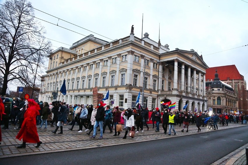 Protesty i blokady na ulicach Wrocławia. Manifestanci poszli pod urząd wojewódzki [ZDJĘCIA]