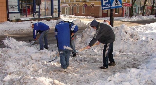 Zdjęcie: Ręczne prace wychowanków Młodzieżowego Ośrodka Wychowawczego w Podborsku. Odśnieżają parkingi w Białogardzie. 