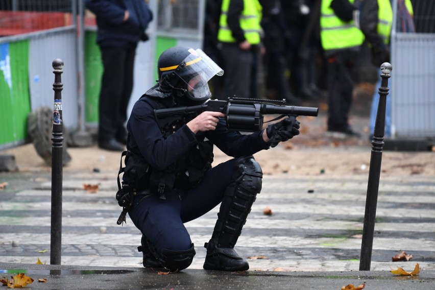 Protest "żółtych kamizelek" w Paryżu