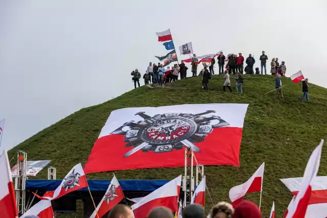 Rodacy Kamraci 11 listopada zorganizowali manifestację niepodległość na Kopcu Krakusa. Na hasła wznoszone podczas demonstracji zareagowało biuro Amerykańskiego Komitetu Żydowskiego.