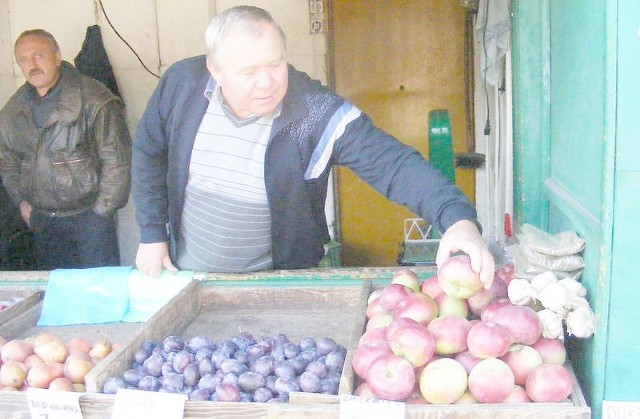 Józef Dąbrowski zbierze i sprzeda w tym roku mniej jabłek.