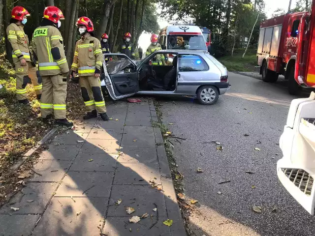 Libertów - pojazd uderzył w drzewo