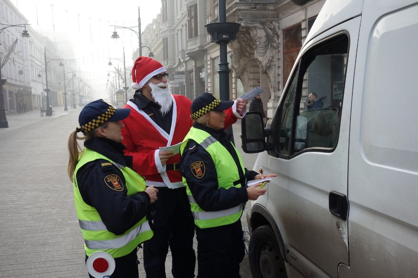 Mikołajowy patrol straży miejskiej na Piotrkowskiej [ZDJĘCIA]