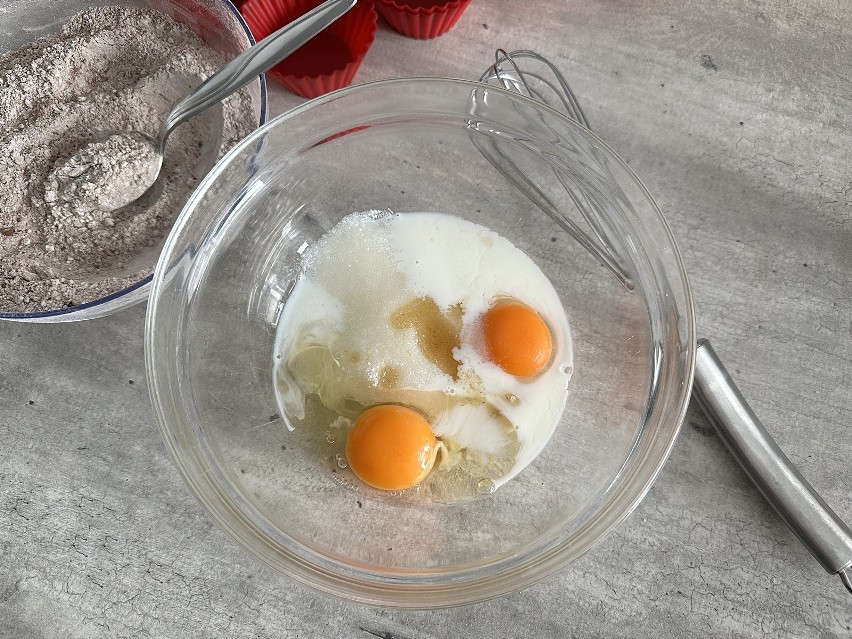 W oddzielnej misce utrzyj jajka z cukrem i mlekiem.