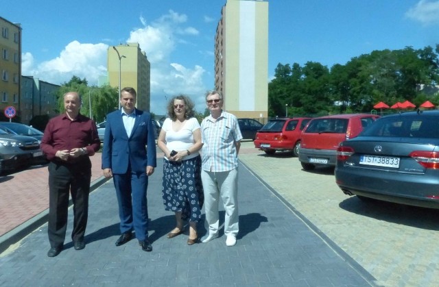 Nowy parking przy ulicy Zakładowej był bardzo potrzebny - podkreślali Dorota Wieczorkiewicz i Tadeusz Zieliński. Na zdjęciu z radnym Włodzimierzem Orkiszem i prezydentem Markiem Materkiem.