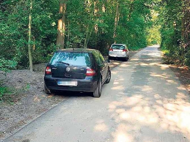 Czytelnik Tak wygląda parkowanie na ścieżce rowerowej w rejonie miejscowości Chłopy. A jak tu kierowcy dojechali? Zgadnijcie... 