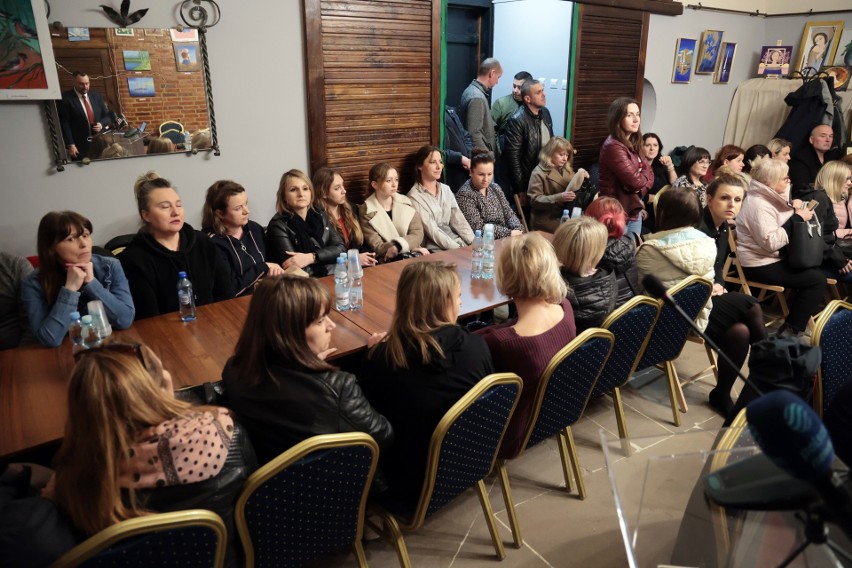 Gorąco na sesji rady gminy Wojciechów. Radni zagłosowali za zawieszeniem dyrektor szkoły 