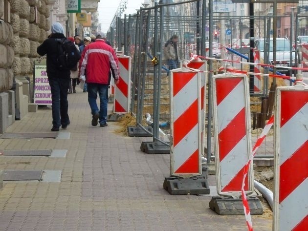 Utrudnienia dotyczą nie tylko kierowców, ale i pieszych.