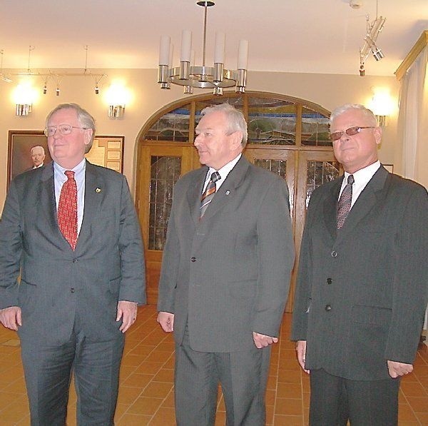 Victor Ashe w Dworku Prezydentów (pierwszy  z lewej), obok burmistrz Leszek Dzierżewicz i  przewodniczący rady Jerzy Sobierajski