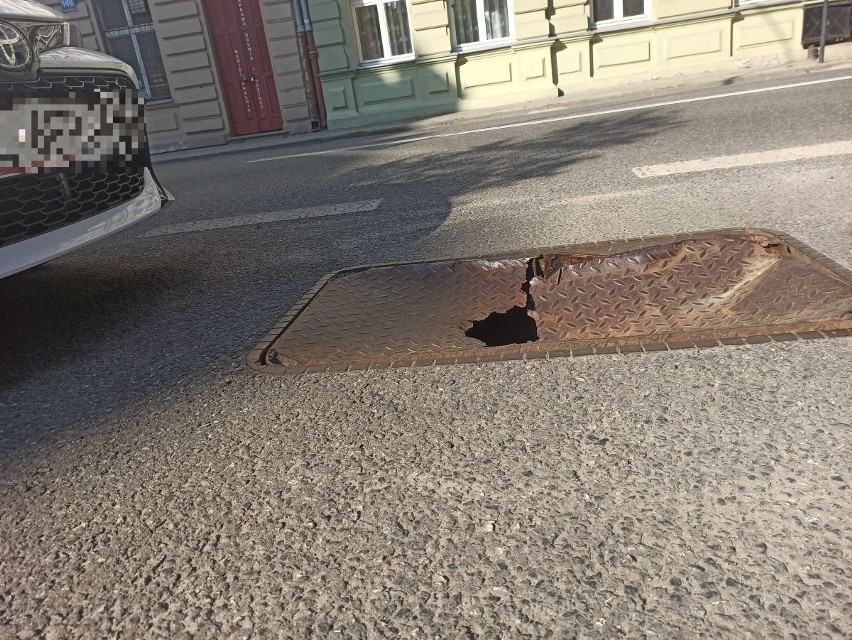 Łódź: ogromna dziura w ulicznej studni! Będzie głośno jak ktoś tam wpadnie...