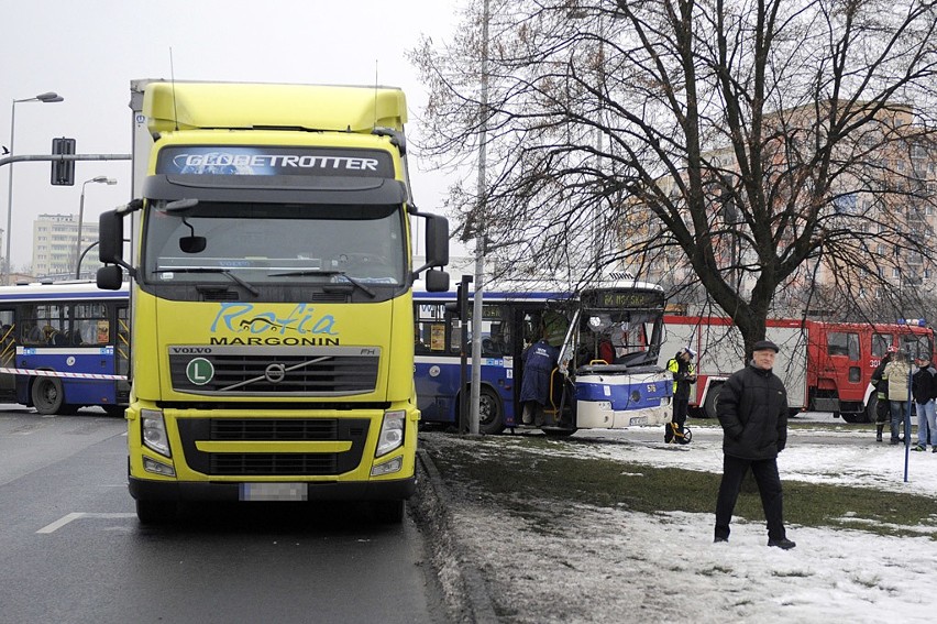 Wypadek na rondzie Skrzetuskim w Bydgoszczy - autobus zderzył się z samochodem ciężarowym. Są ranni [zdjęcia, wideo]