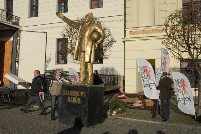 Związkowcy z Solidarności w piątek ustawili postument Złotego Donka na głogowskim Rynku