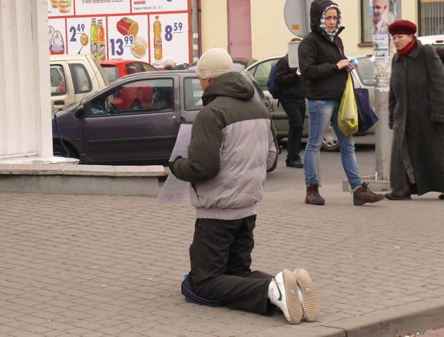 Żebrzący na ulicy Okulickiego.