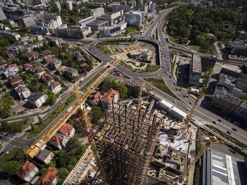 Kraków. Gigantyczny dźwig przy szkieletorze [ZDJĘCIA Z DRONA]