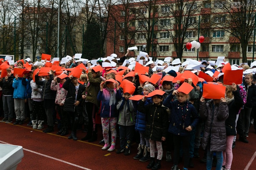 Zachodniopomorskie: Uczniowie i nauczyciele bili "Rekord dla Niepodległej". Był marsz, flaga i wspólne śpiewanie hymnu [WIDEO, ZDJĘCIA]