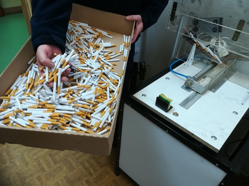 Policjanci zabezpieczyli nielegalne papierosy warte kilkanaście tysięcy złotych