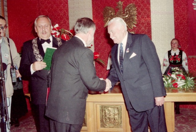 Ryszard Kaczorowski odbiera tytuł honorowego obywatela Zielonej Góry w 1998 r.
