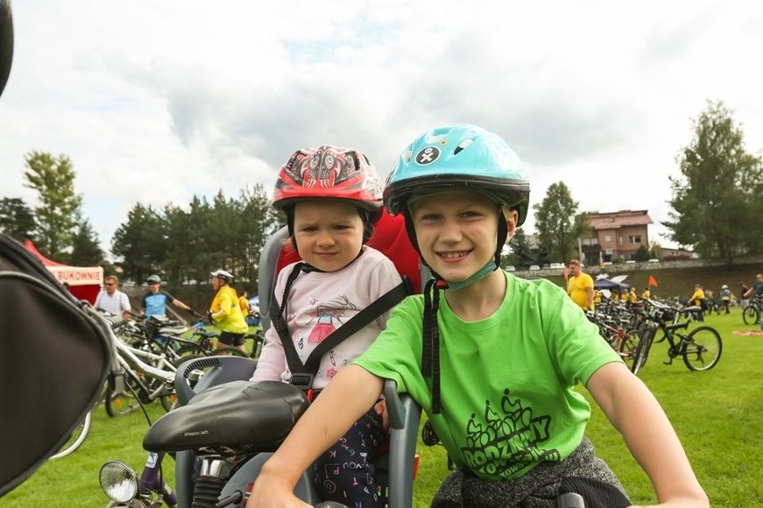 Setki ludzi wzięło udział w rodzinnym rajdzie rowerowym w Bukownie 