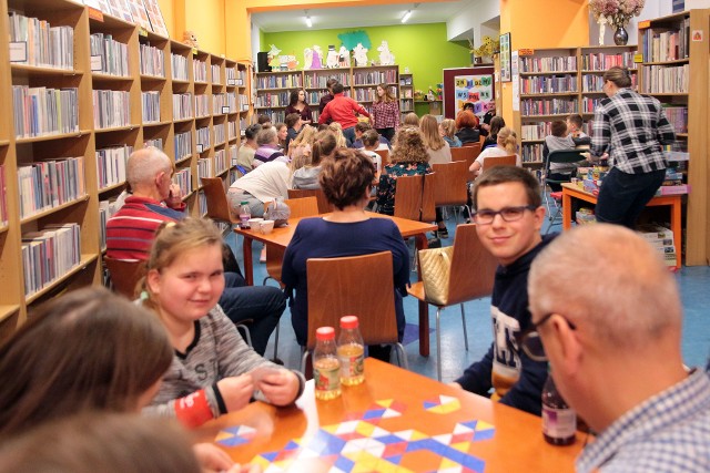 W ramach ogólnopolskiej akcji "Noc Bibliotek" zajęcia głównie dla najmłodszych czytelników, zorganizowano m.in. w bibliotece przy ul. Mikołaja z Ryńska w Grudziądzu. Wszystko po to, aby w niekonwencjonalny sposób zachęcać  do korzystania z zasobów bibliotek.