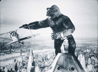 Słynna scena walki King Konga z lotnictwem na szczycie...