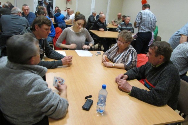 Aż 52 zawodników wystartowało w trzecim już turnieju gry karcianej "Baśka" zorganizowanym przez Stowarzyszenie Rozwoju Wsi Wielowieś. Przy stołach rywalizowali gracze z gminy Pakość, Barcin, Janikowo, Inowrocław i Złotniki Kujawskie. Jeden zawodnik przyjechał do Wielowsi aż z Sosnowca.Tym razem zwyciężył Bronisław Dudek z Pakości. Drugi był Adam Nieznalski z Kościelca, a trzeci - Andrzej Dawiec z Dźwierzchna. Zwycięzcy wrócili do domów z nagrodami ufundowanymi przez firmę Maxicar. Każdy z uczestników otrzymał pamiątkowy kubek.- Chcemy, by za rok w naszym turnieju wzięło udział jeszcze więcej graczy. Dlatego przymierzamy się do organizacji bezpłatnych kursów nauki gry w "Baśkę" - zapowiada Marcin Nieznalski ze Stowarzyszenia Rozwoju Wsi Wielowieś.