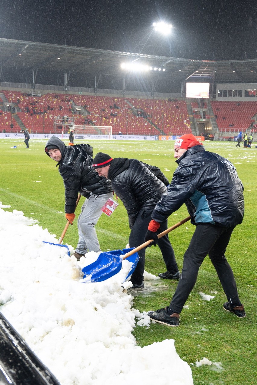 Tak wyglądały prace nad murawą stadionu w Łodzi