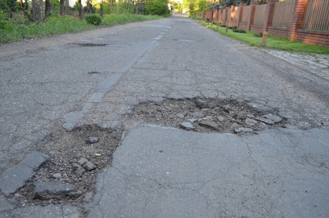 Niektóre dziury na Jugosłowiańskiej są głębokie nawet na 20 cm